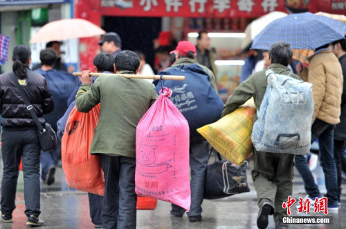 聚焦春節(jié)“恐歸族”：近鄉(xiāng)情怯，恐懼何來(lái)？(圖)